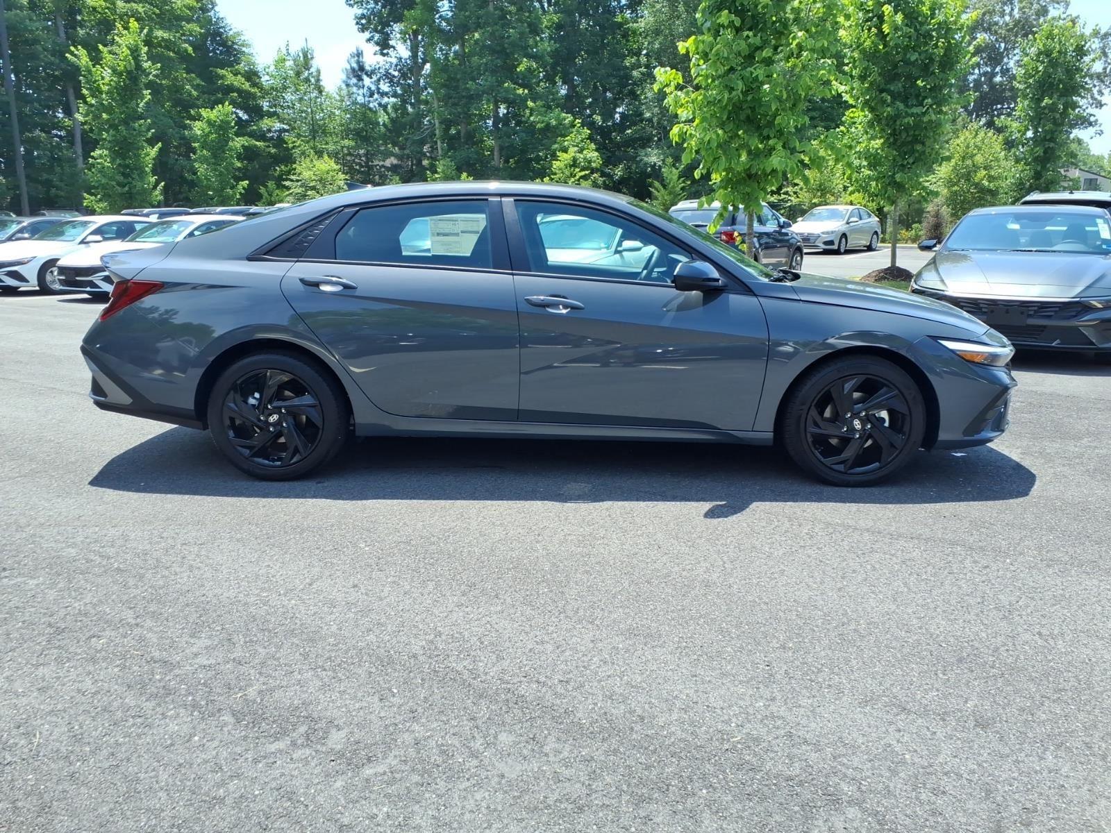 New 2026 Shimmering Silver Hyundai SEL image 5