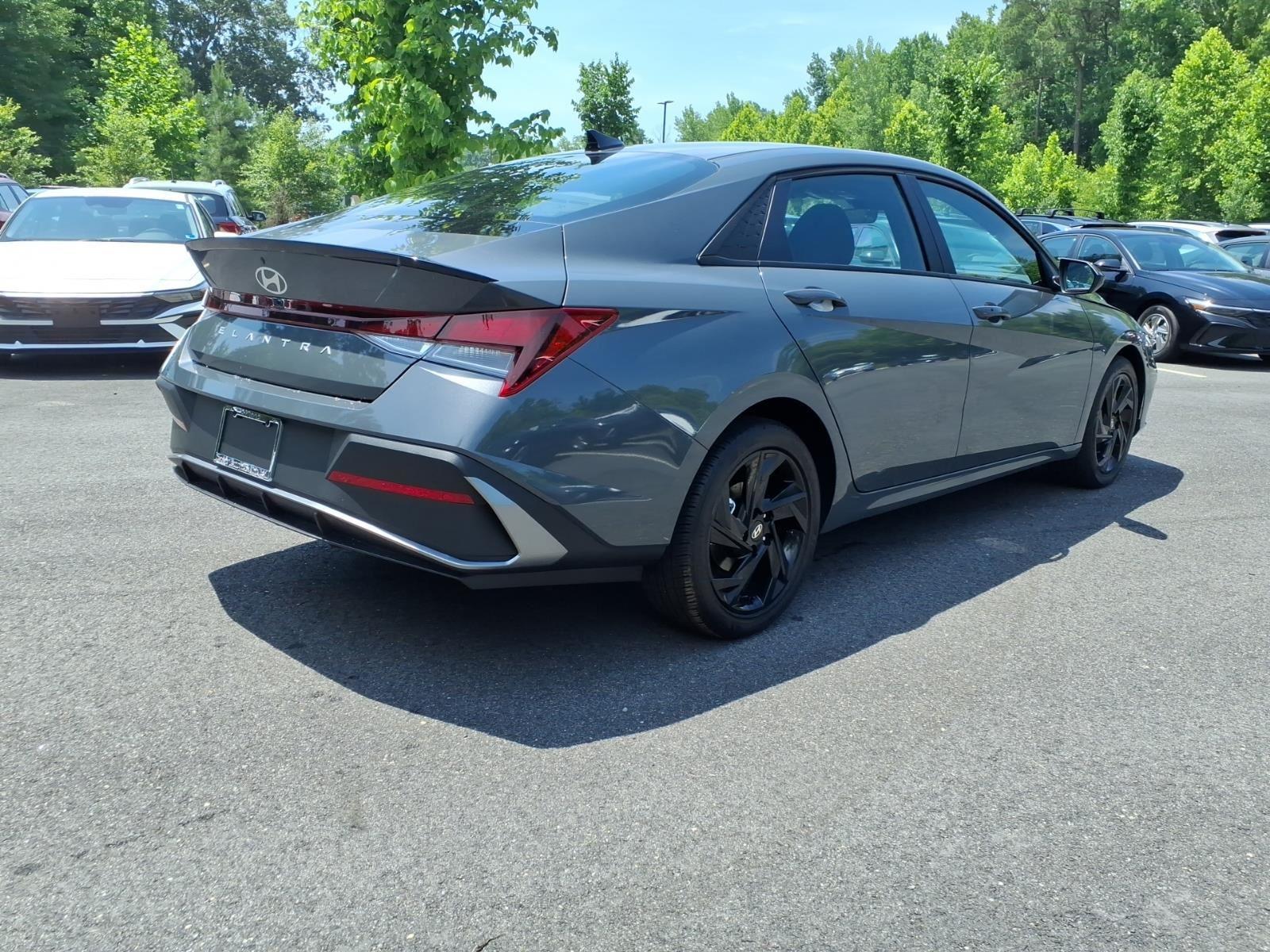 New 2026 Shimmering Silver Hyundai SEL image 6
