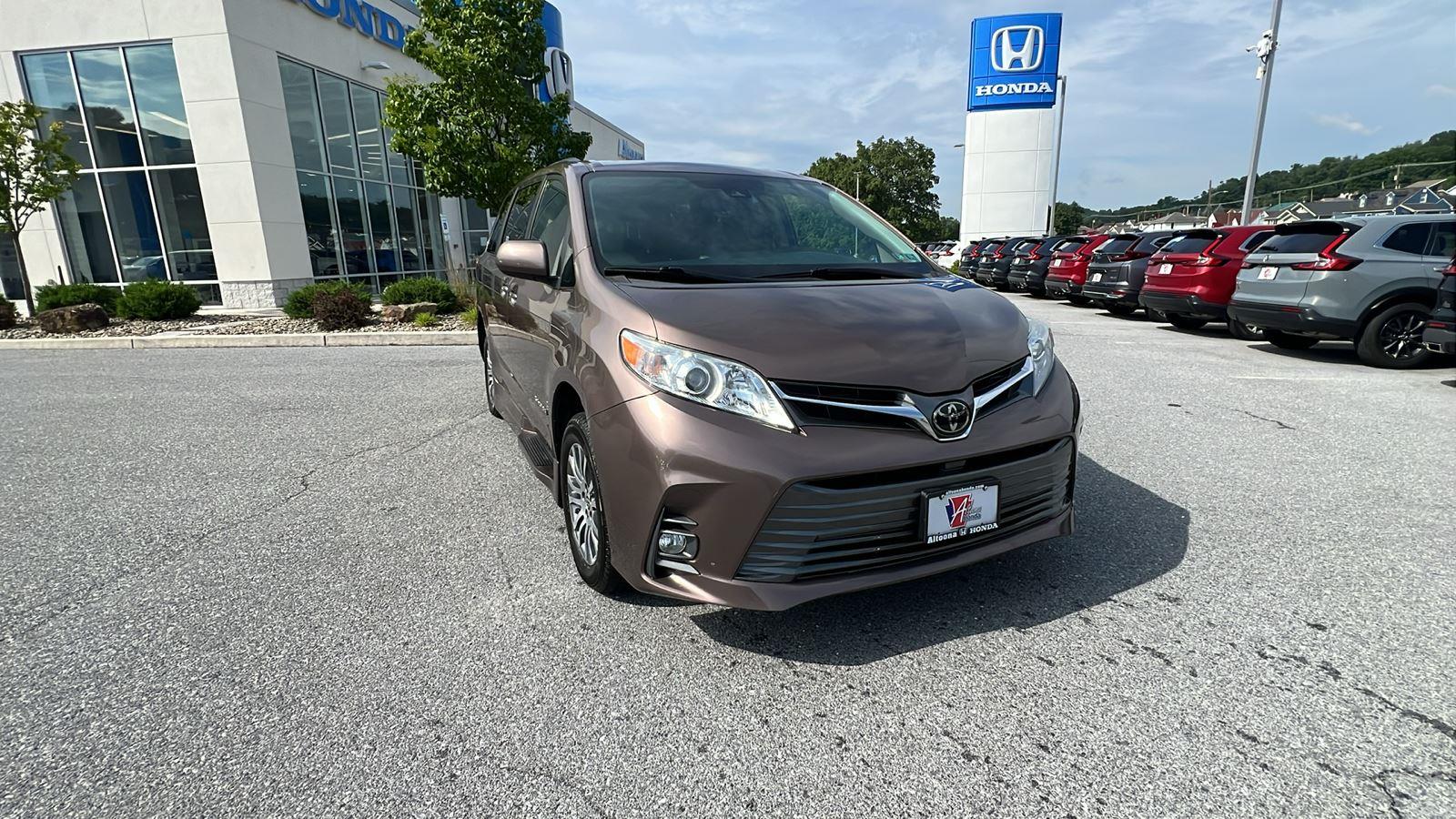 2020 Toyota Sienna WITH BRAUN MOBILITY UPFIT XLE 8-Passenger - 1