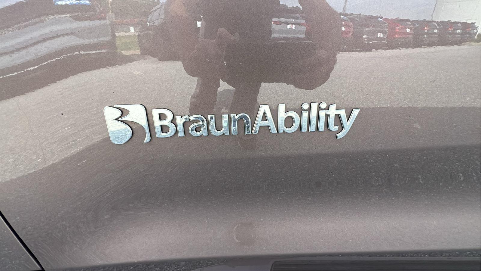 2020 Toyota Sienna WITH BRAUN MOBILITY UPFIT XLE 8-Passenger - 9