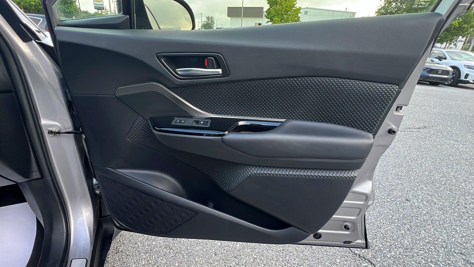 2019 Toyota C-HR XLE - 11