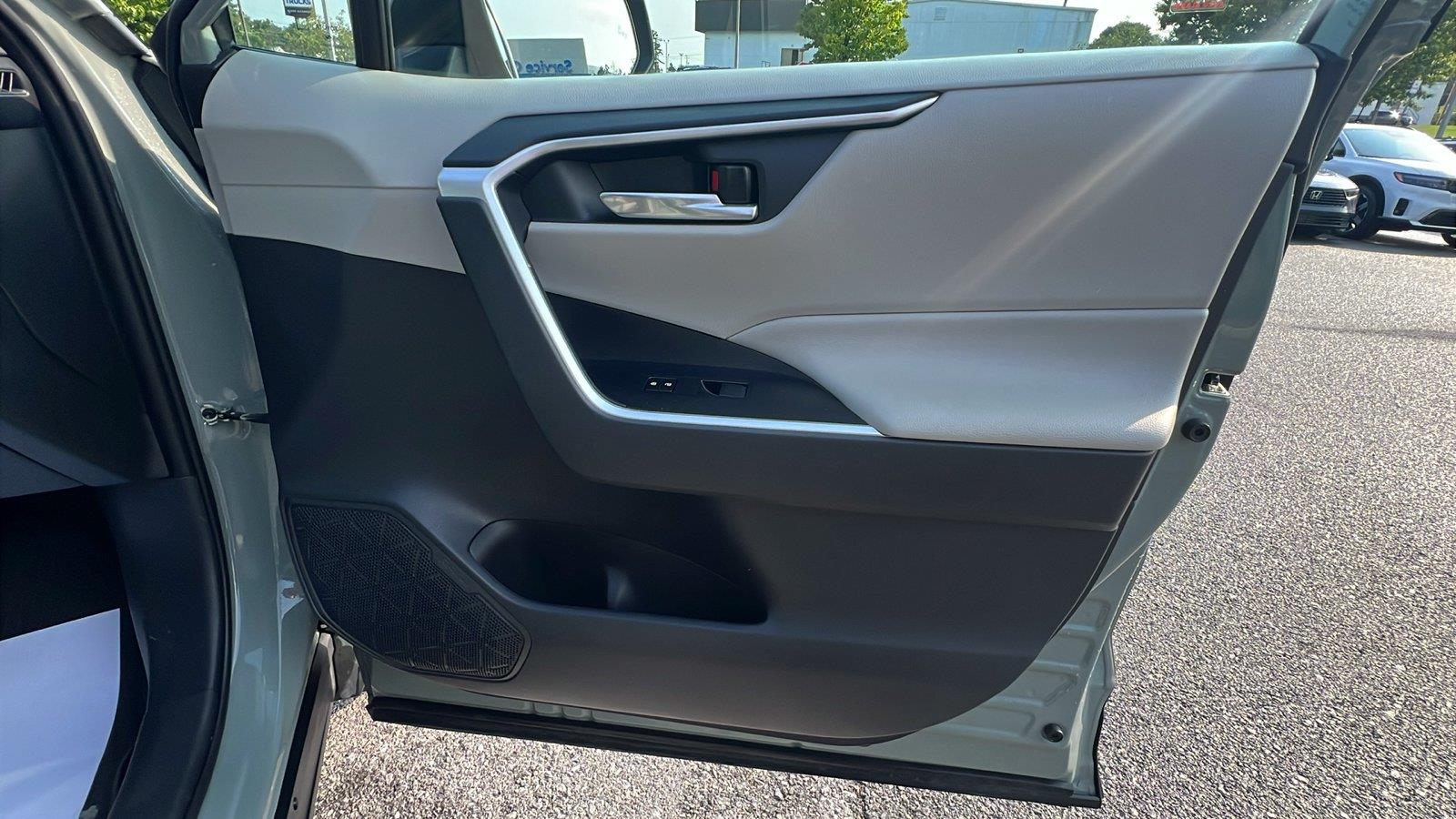 2020 Toyota RAV4 Hybrid XLE - 11
