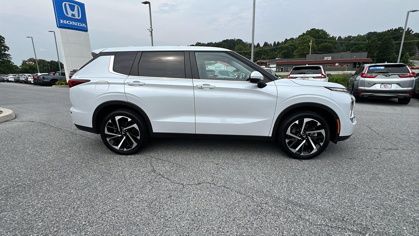 2024 Mitsubishi Outlander SE - 2