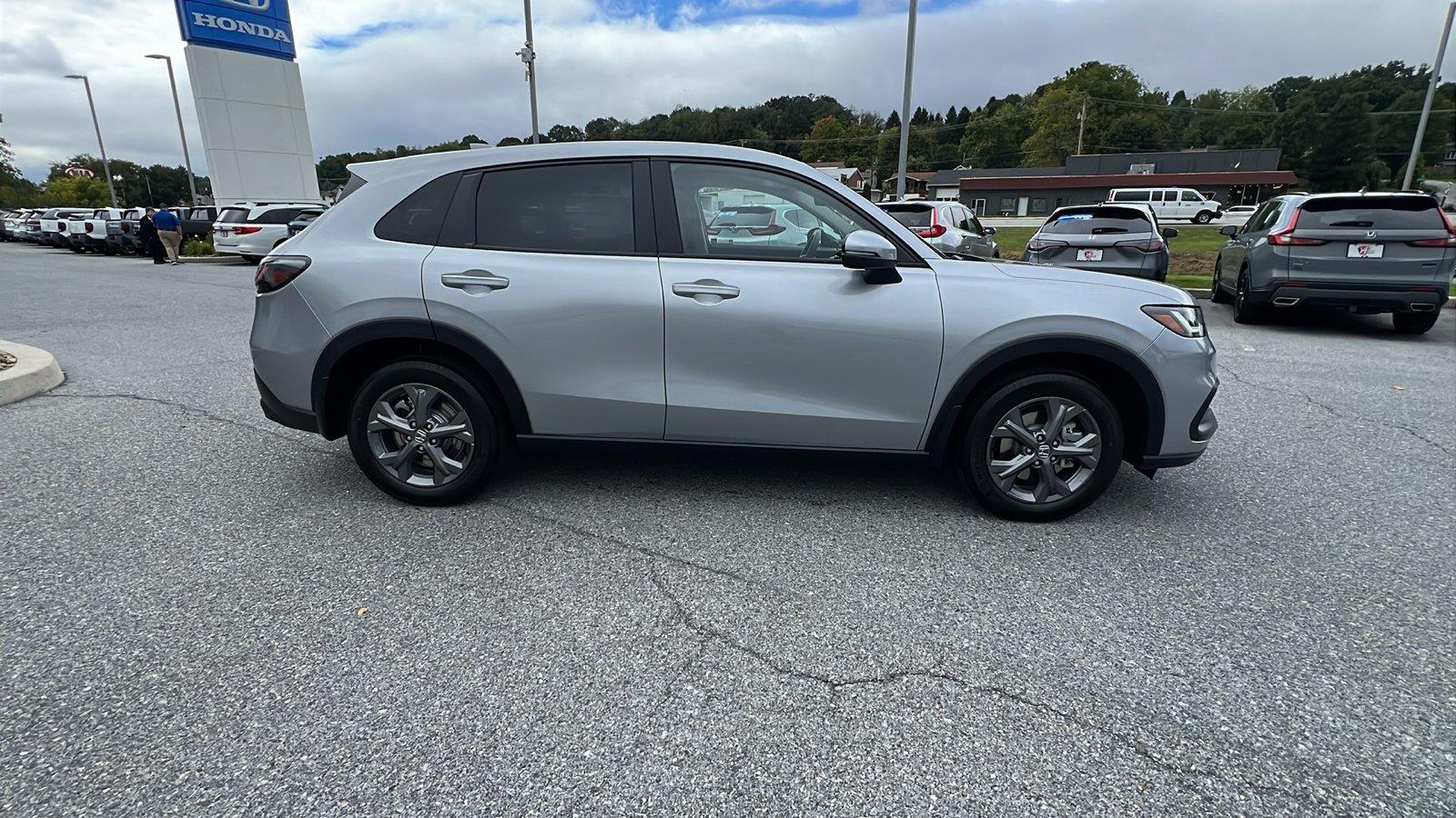 2027 Honda HR-V photo 3 of 30