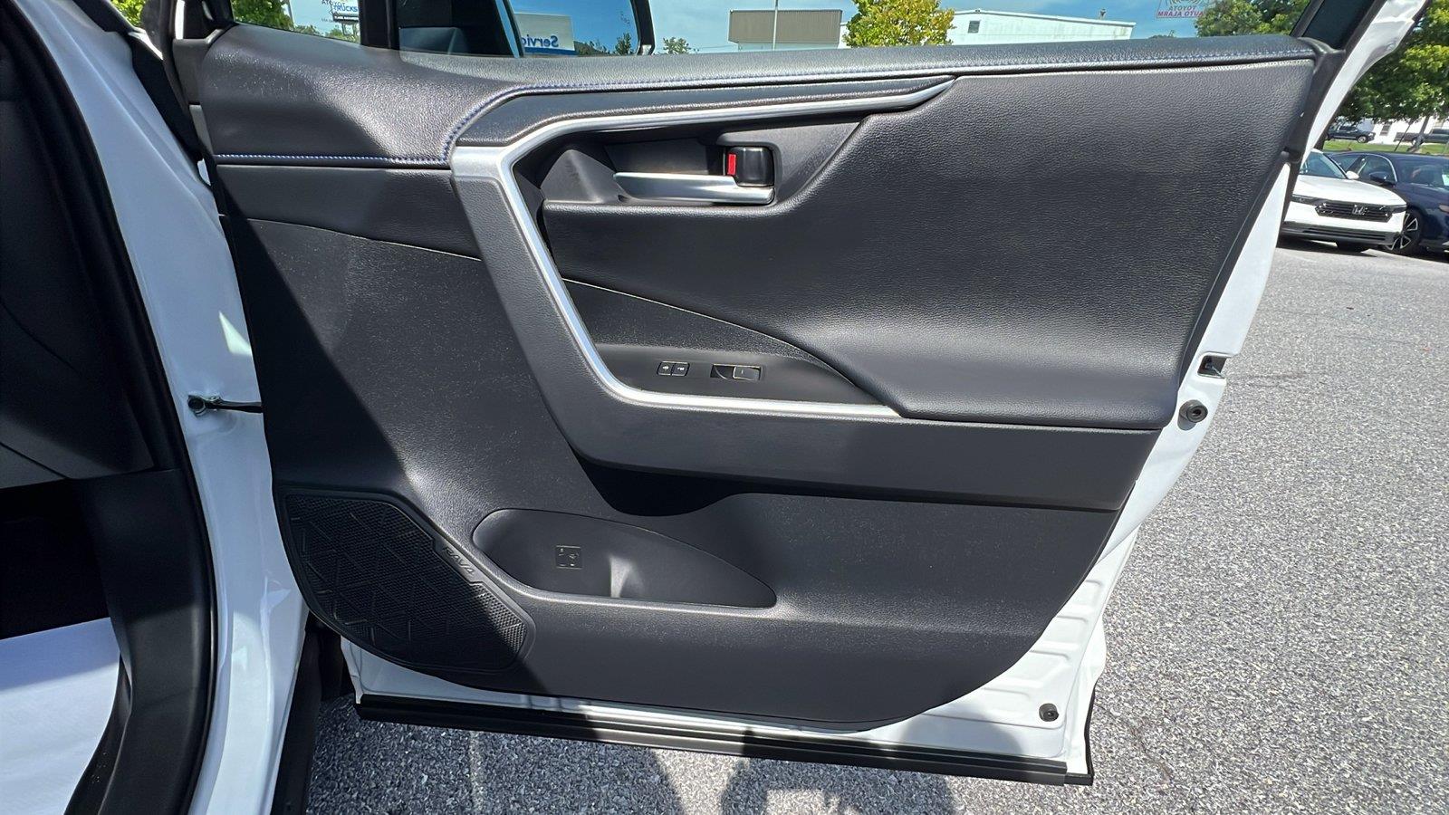 2025 Toyota RAV4 Hybrid XSE - 11