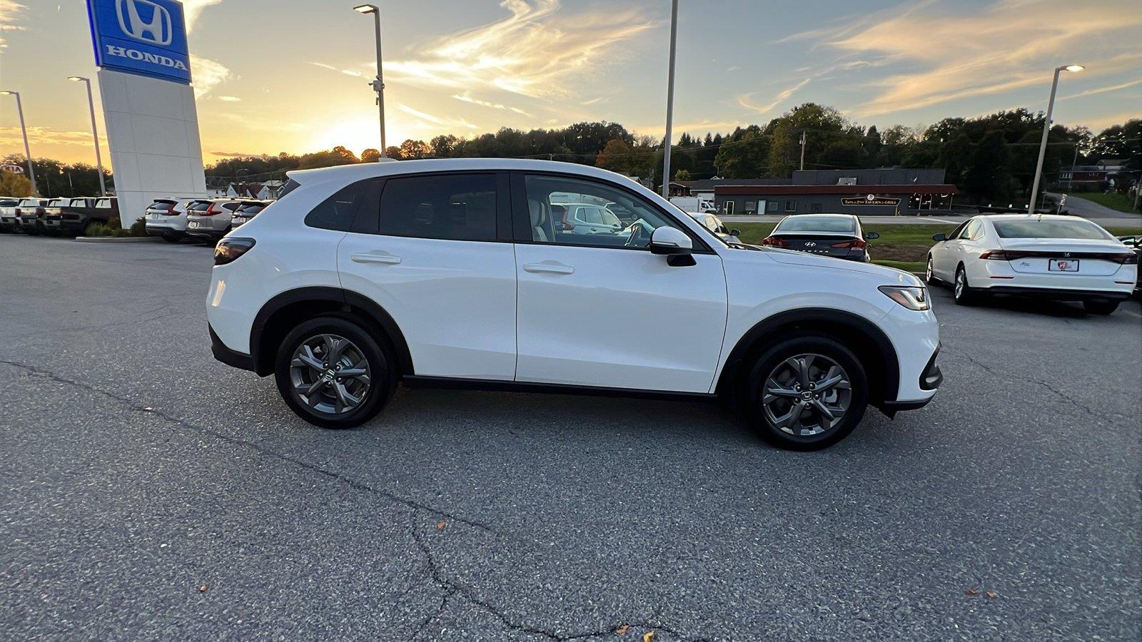 2027 Honda HR-V photo 3 of 28