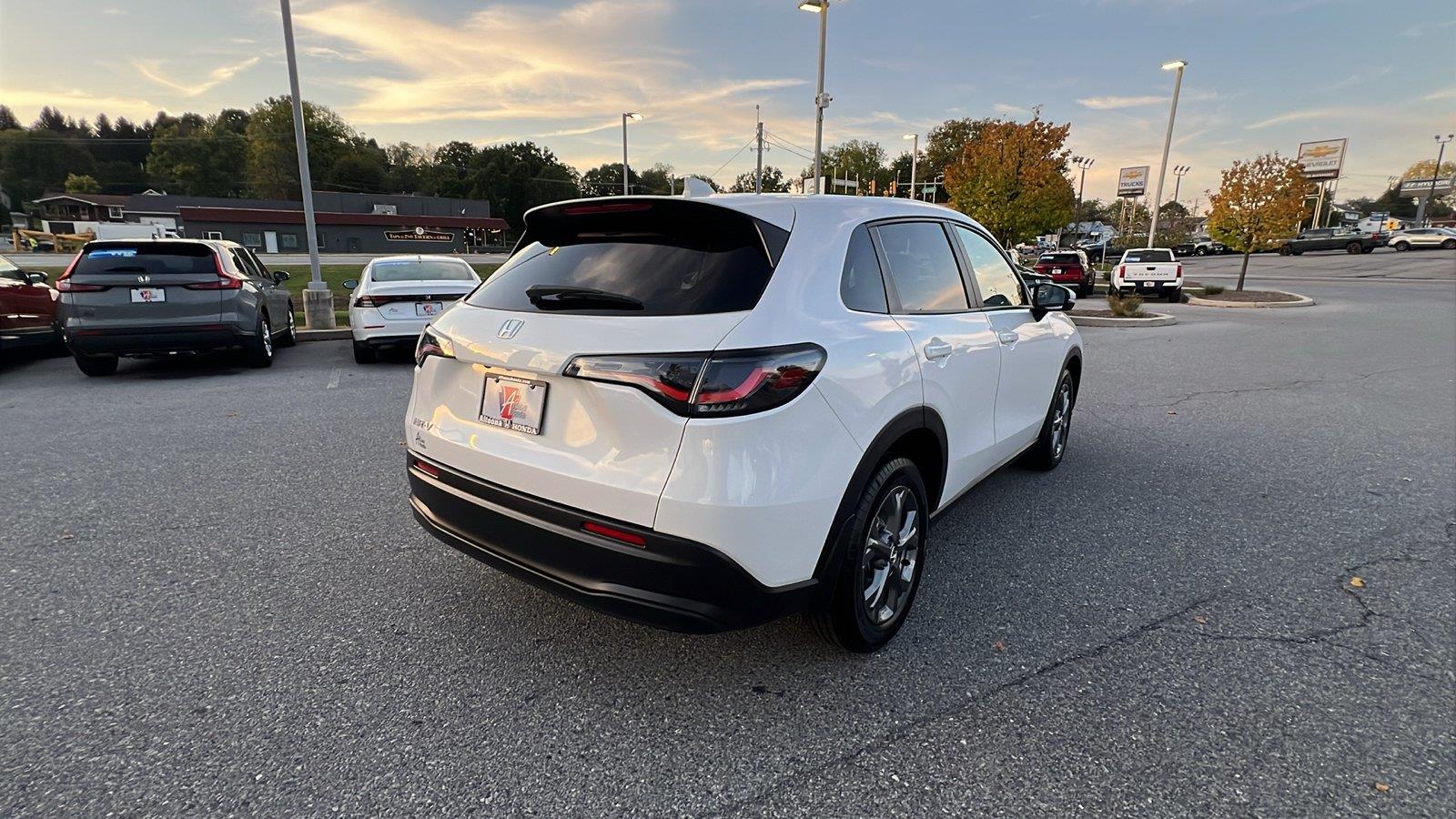 2027 Honda HR-V photo 4 of 28