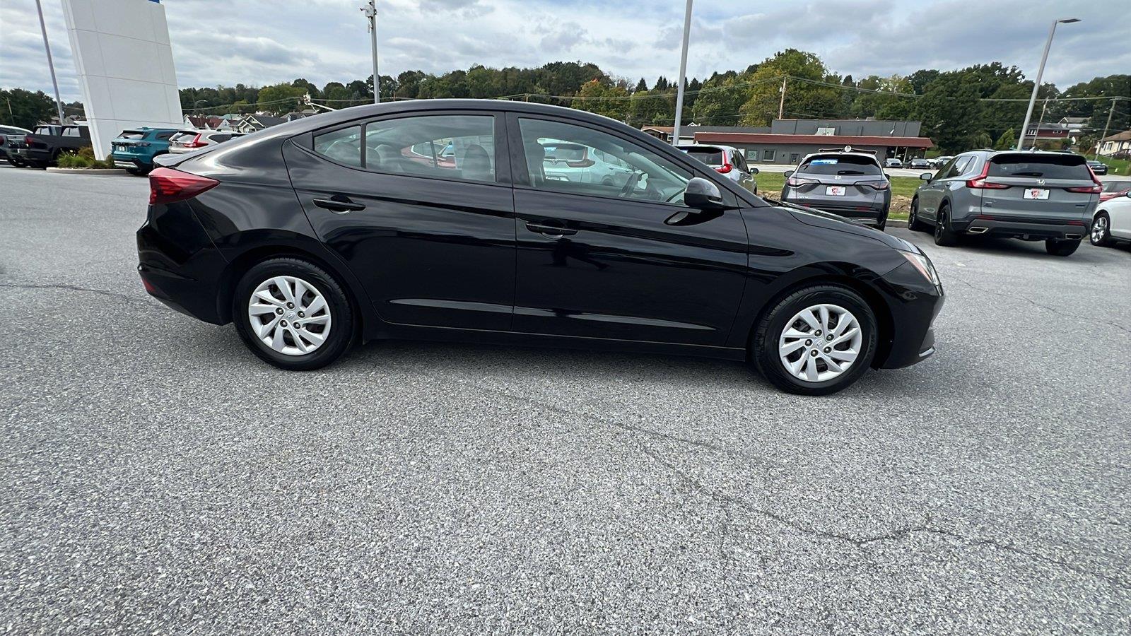 2019 Hyundai Elantra photo 3 of 29