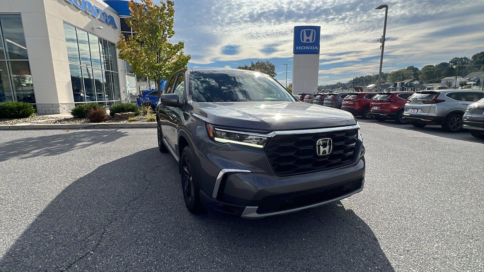 2025 Honda Pilot photo 2 of 31