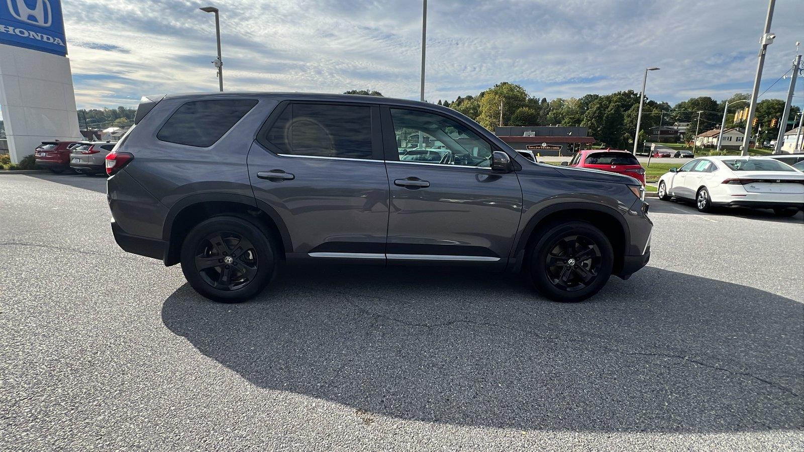 2025 Honda Pilot photo 3 of 31