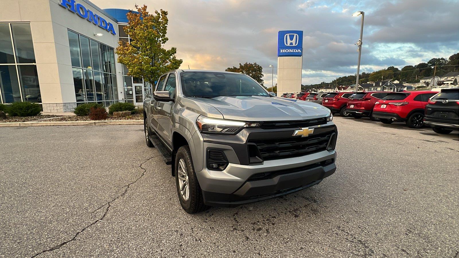 2025 Chevrolet Colorado photo 2 of 32
