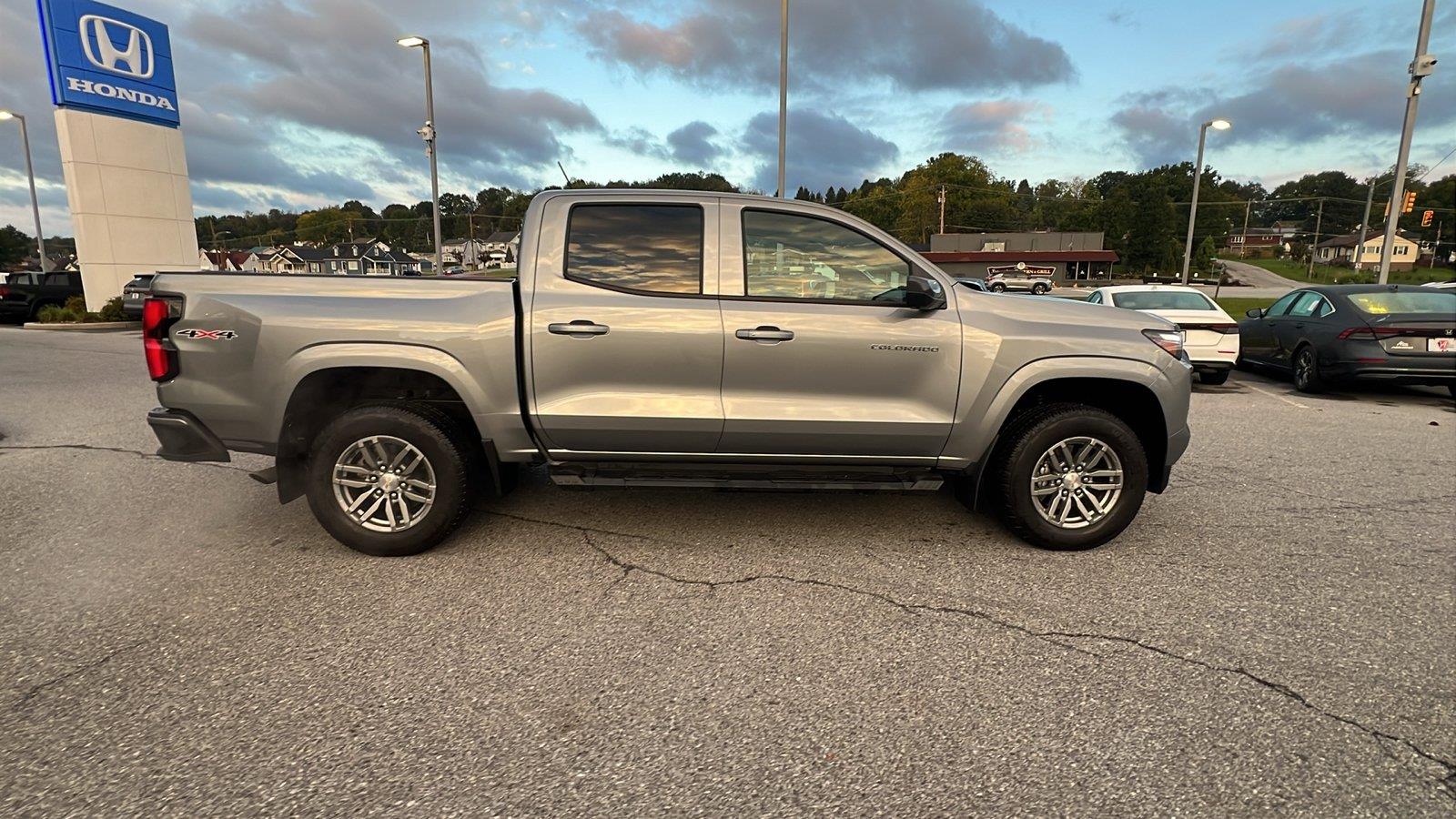 2025 Chevrolet Colorado photo 3 of 32