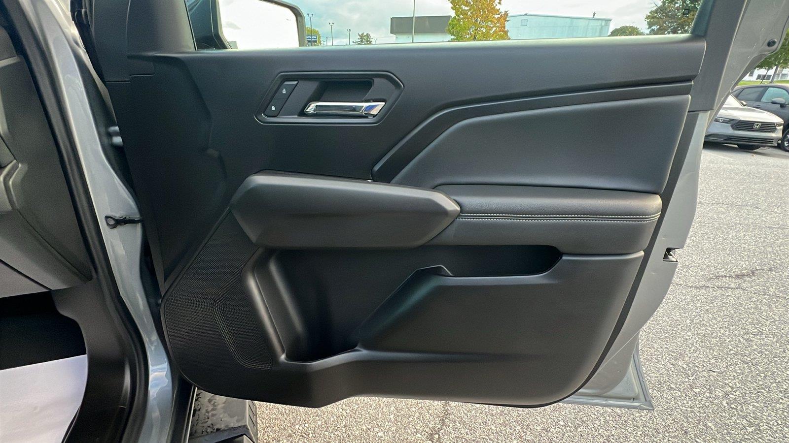 2025 Chevrolet Colorado photo 12 of 32