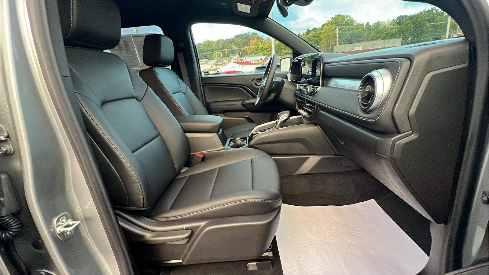 2025 Chevrolet Colorado photo 13 of 32