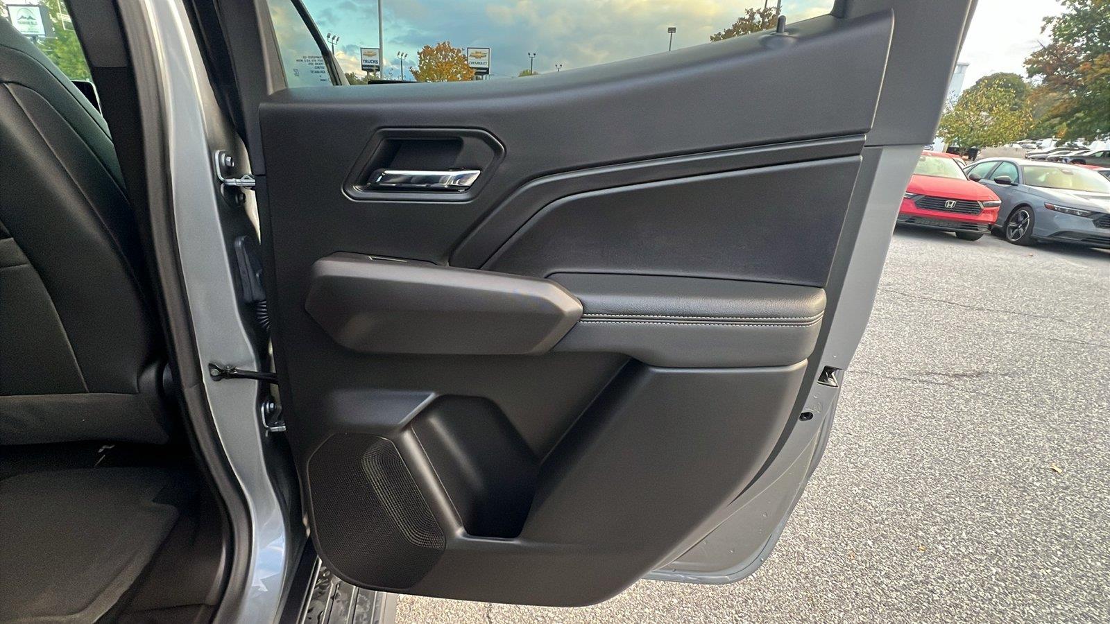 2025 Chevrolet Colorado photo 14 of 32