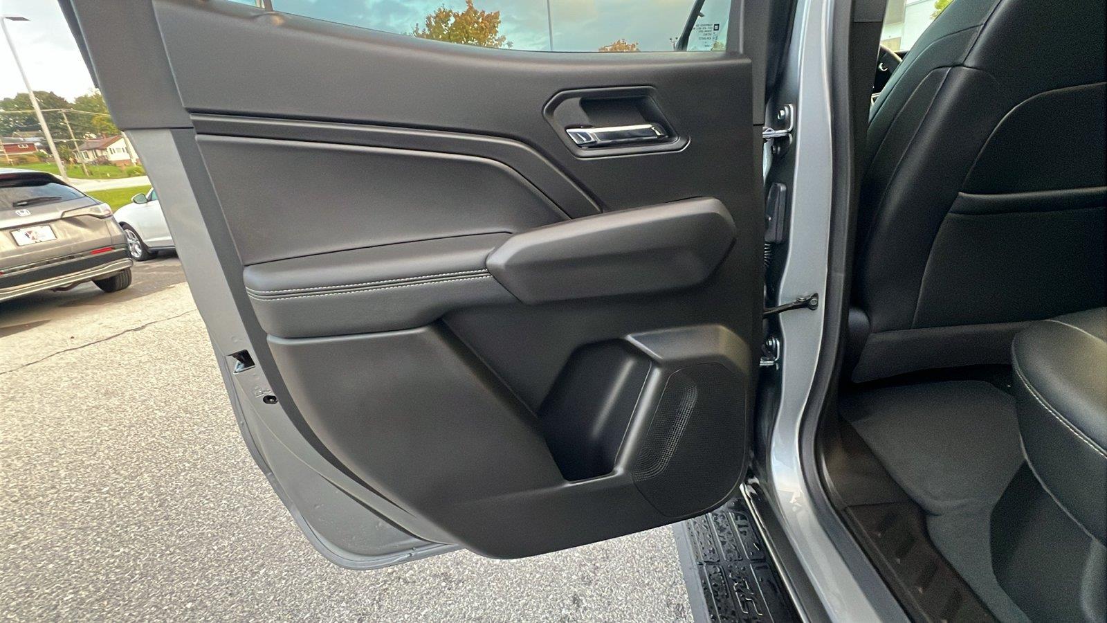 2025 Chevrolet Colorado photo 17 of 32