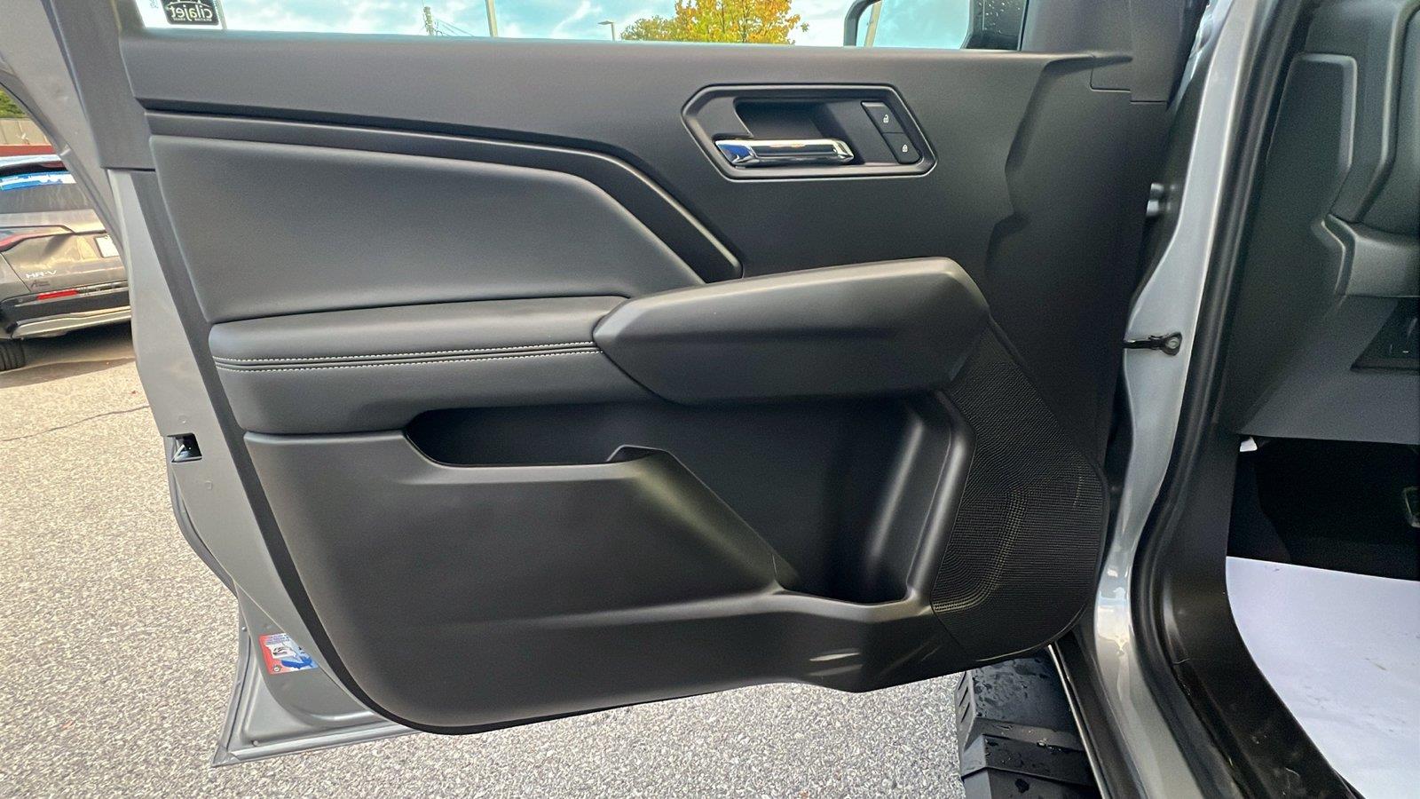 2025 Chevrolet Colorado photo 21 of 32