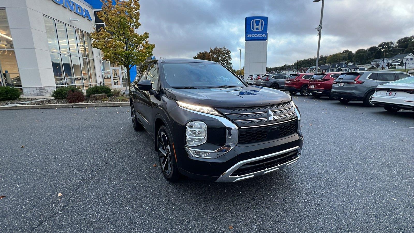 2024 Mitsubishi Outlander photo 2 of 31
