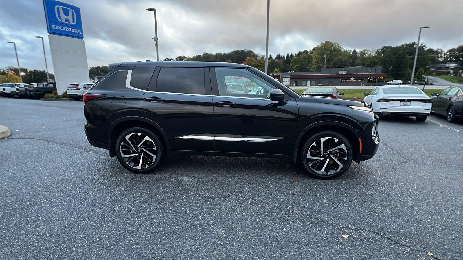 2024 Mitsubishi Outlander photo 3 of 31
