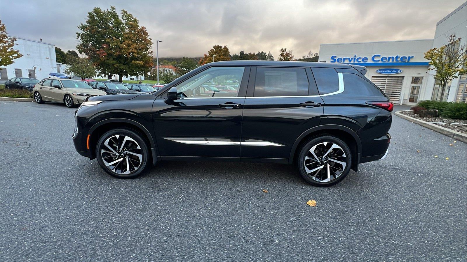 2024 Mitsubishi Outlander photo 7 of 31