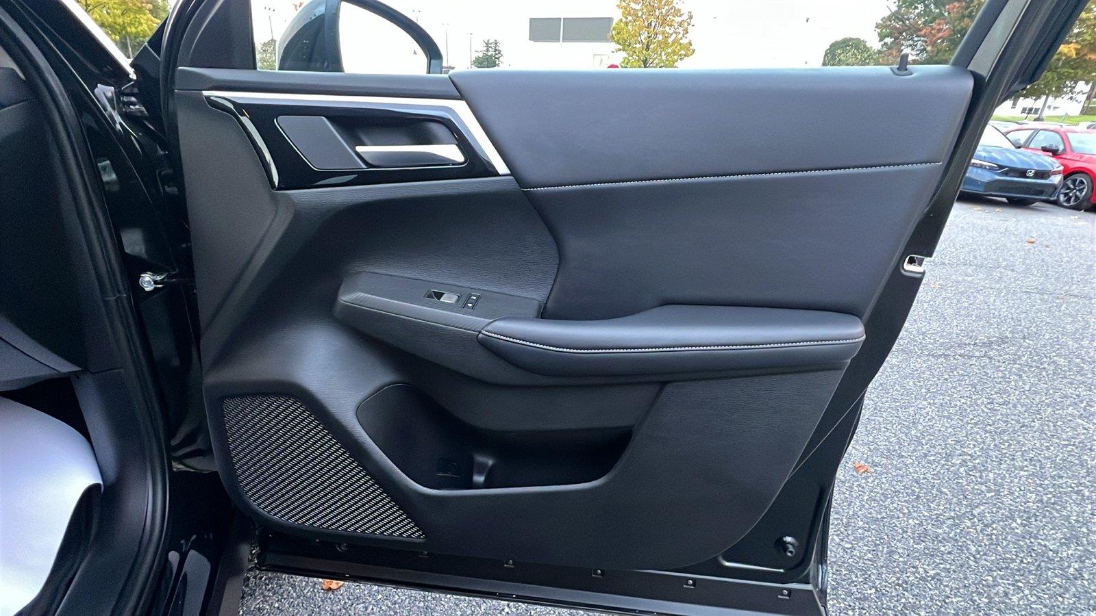 2024 Mitsubishi Outlander photo 12 of 31