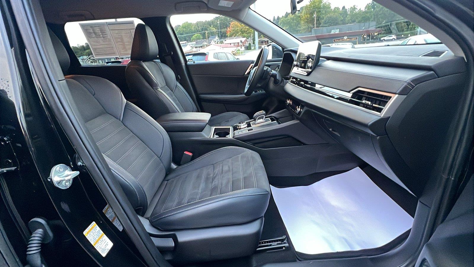 2024 Mitsubishi Outlander photo 13 of 31