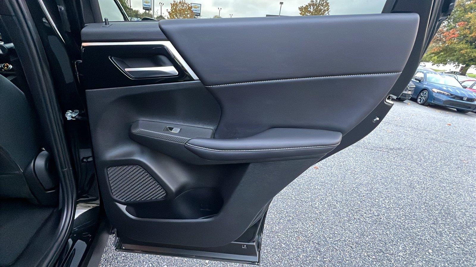 2024 Mitsubishi Outlander photo 14 of 31