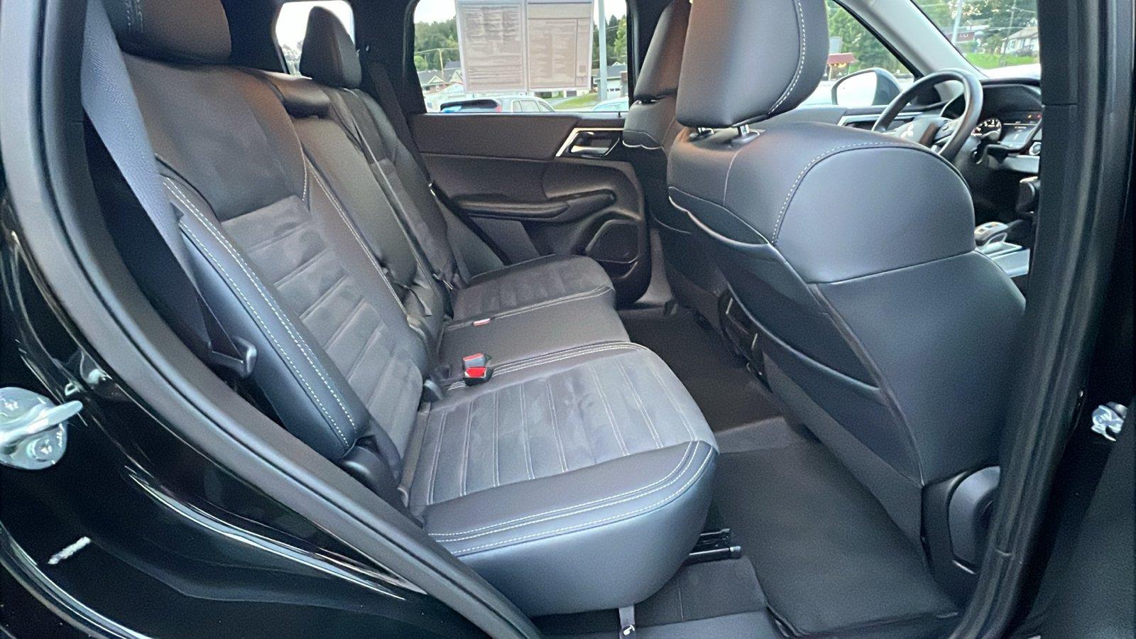 2024 Mitsubishi Outlander photo 15 of 31
