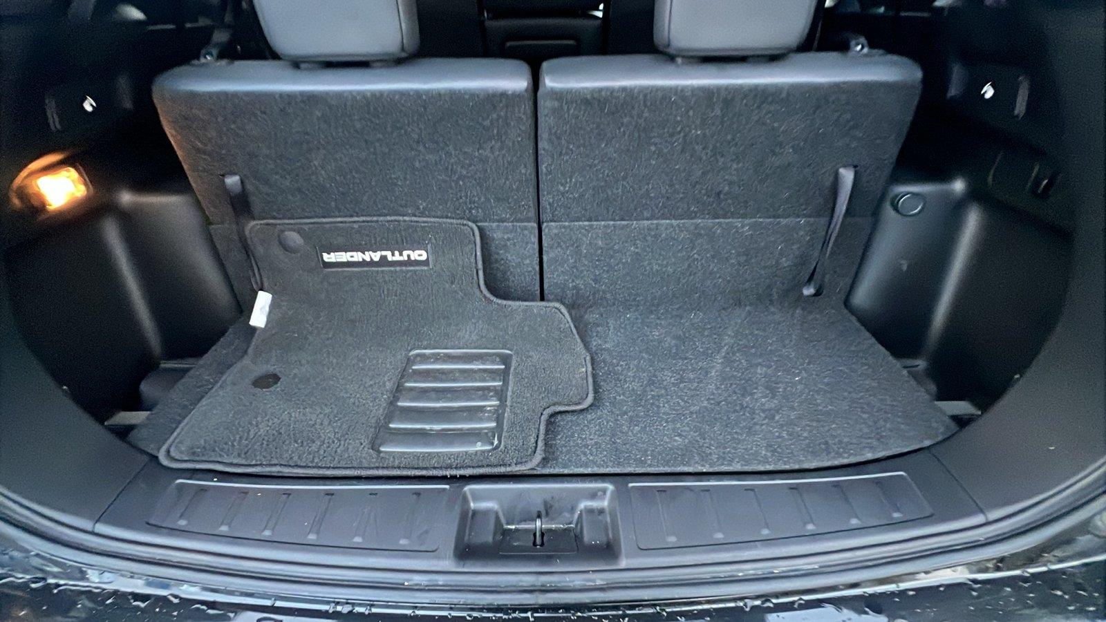 2024 Mitsubishi Outlander photo 17 of 31