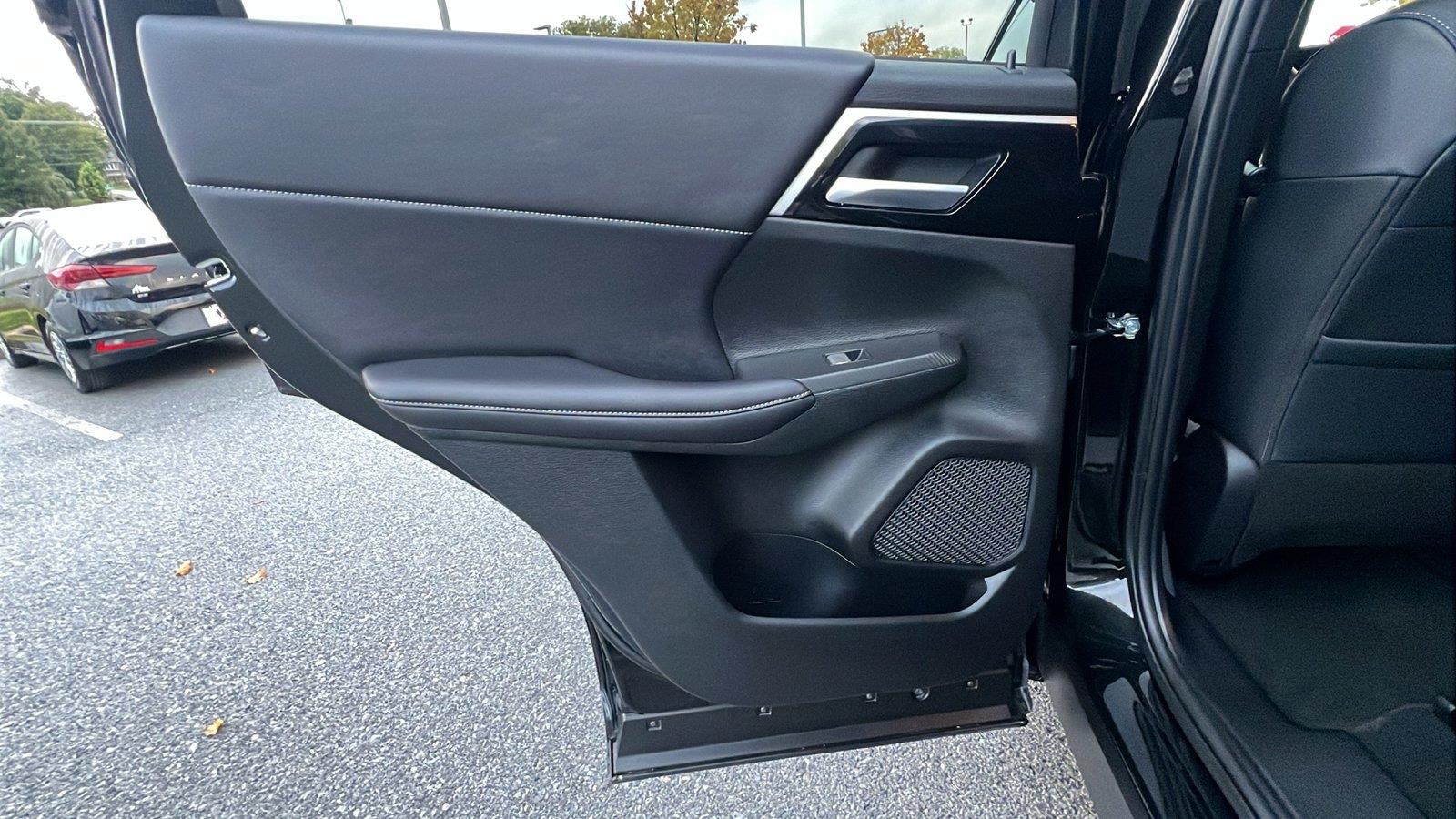 2024 Mitsubishi Outlander photo 18 of 31