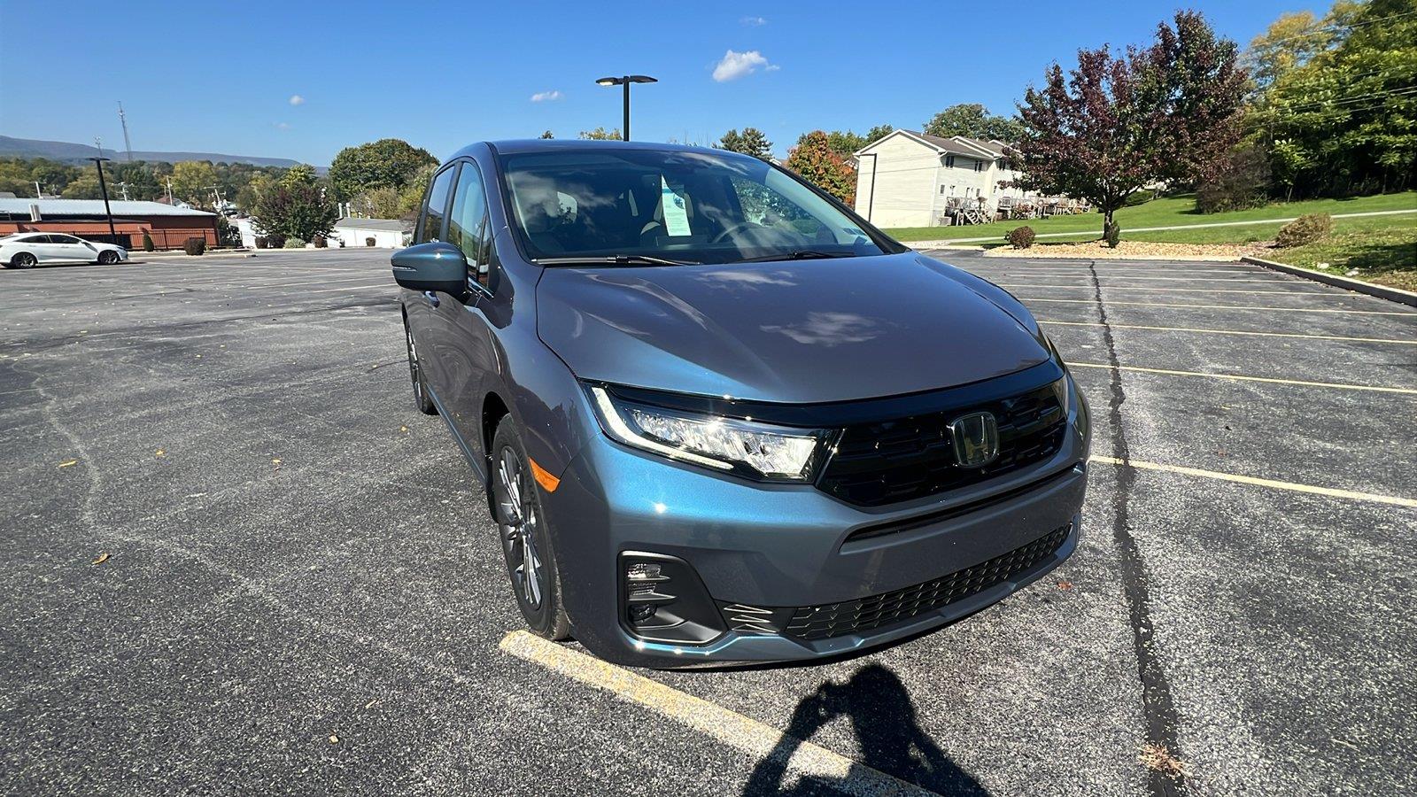 2027 Honda Odyssey photo 2 of 32