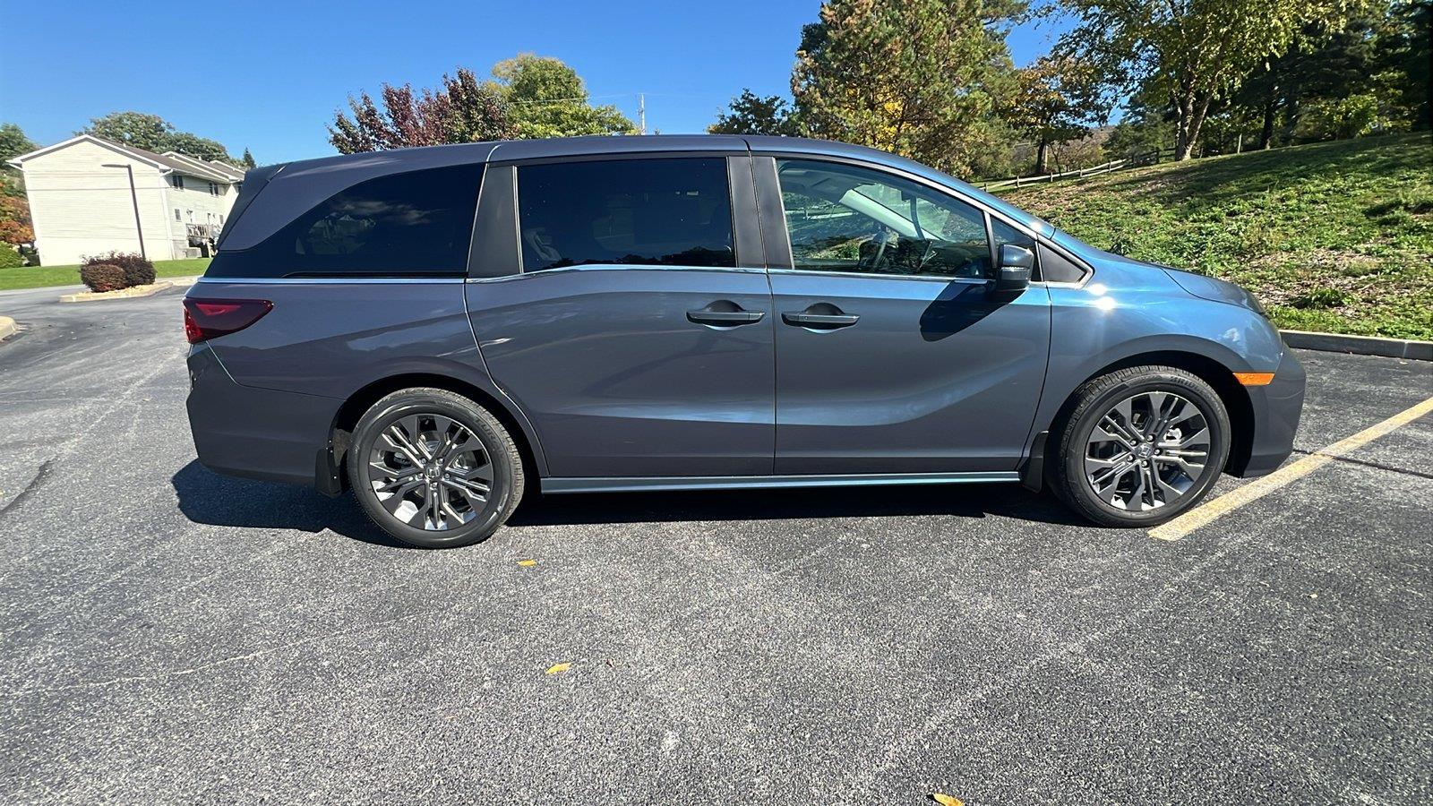 2027 Honda Odyssey photo 3 of 32