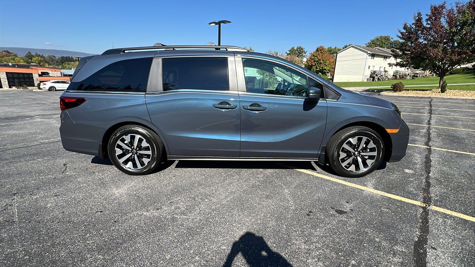 2027 Honda Odyssey photo 3 of 30