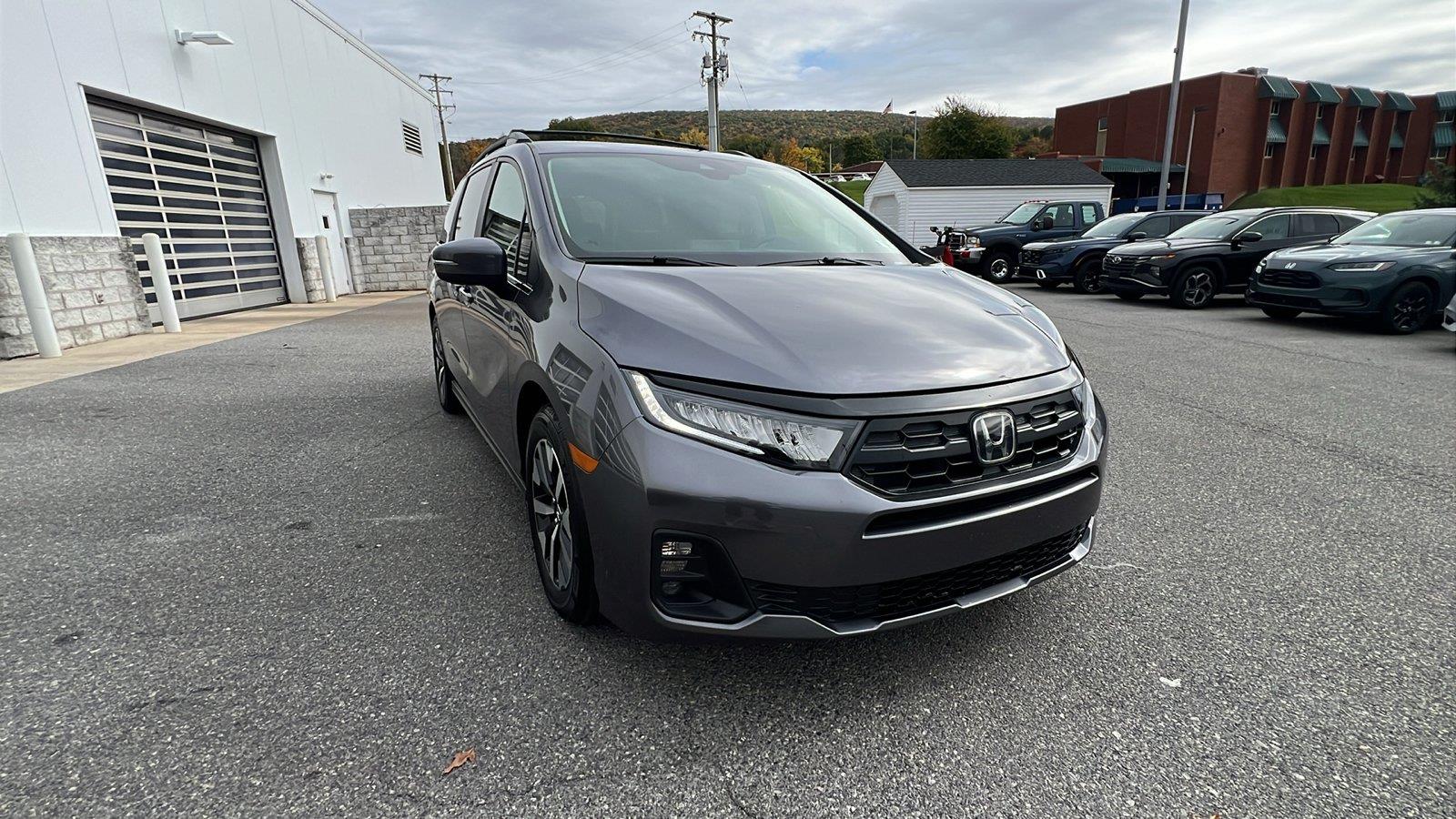 2026 Honda Odyssey photo 2 of 31