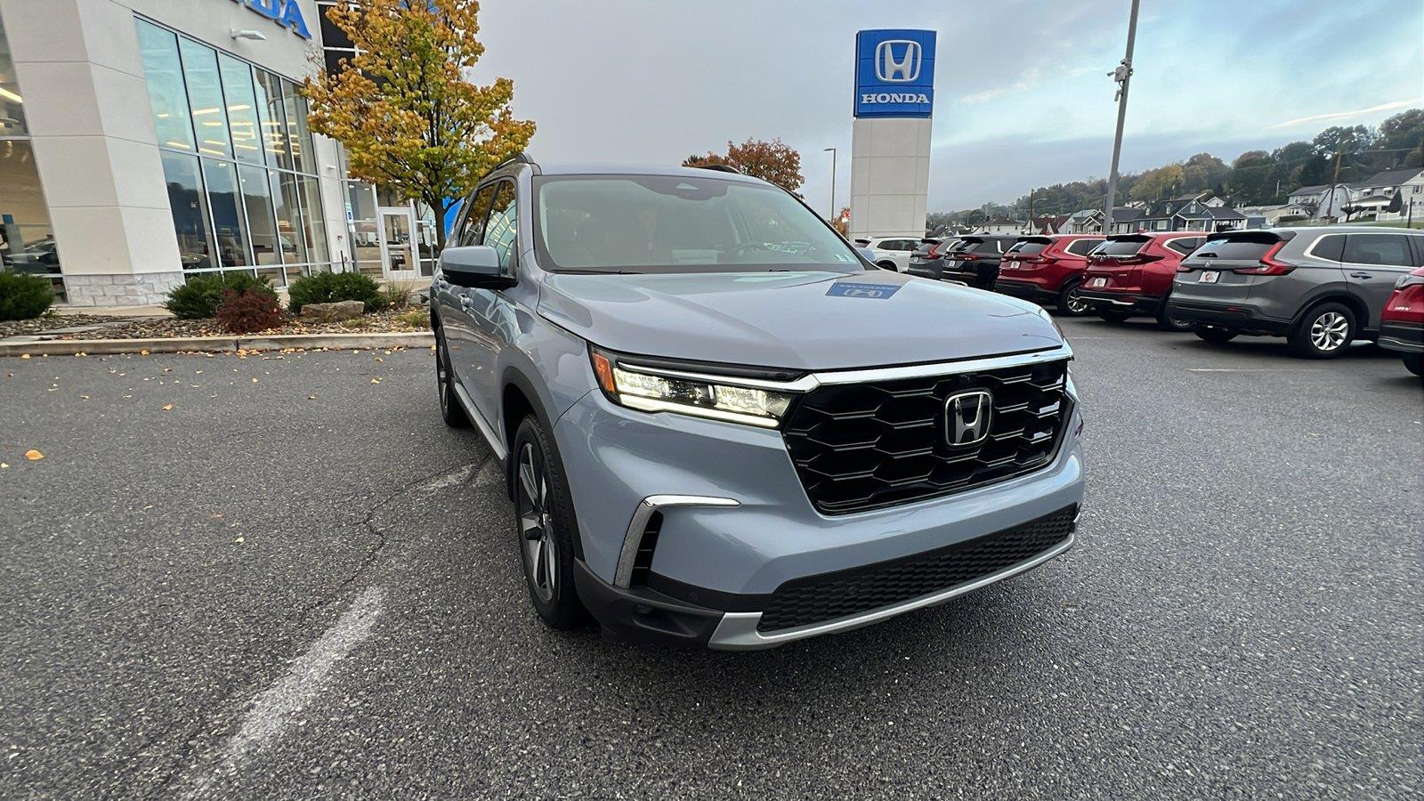 2025 Honda Pilot photo 2 of 35