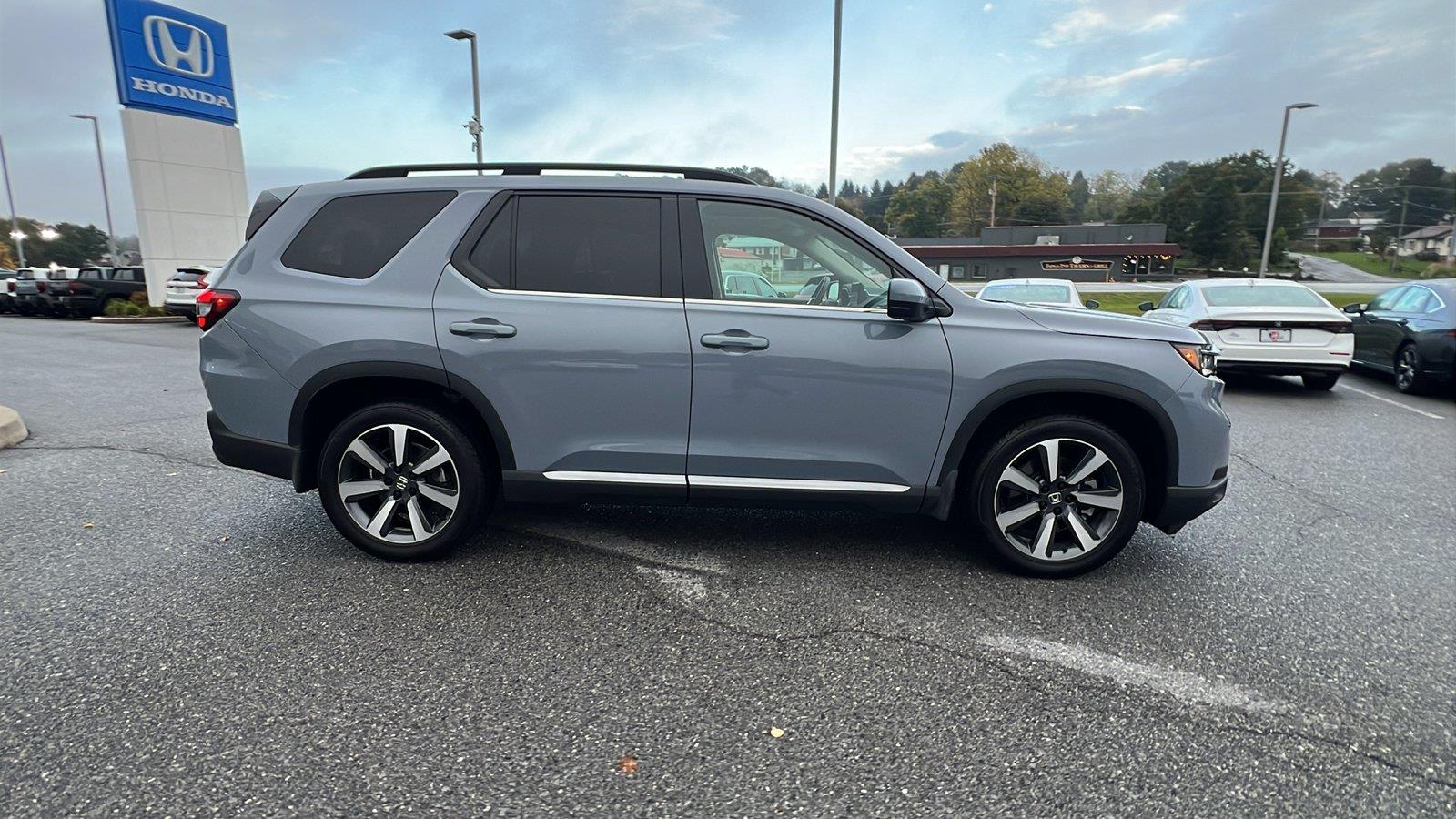 2025 Honda Pilot photo 3 of 35