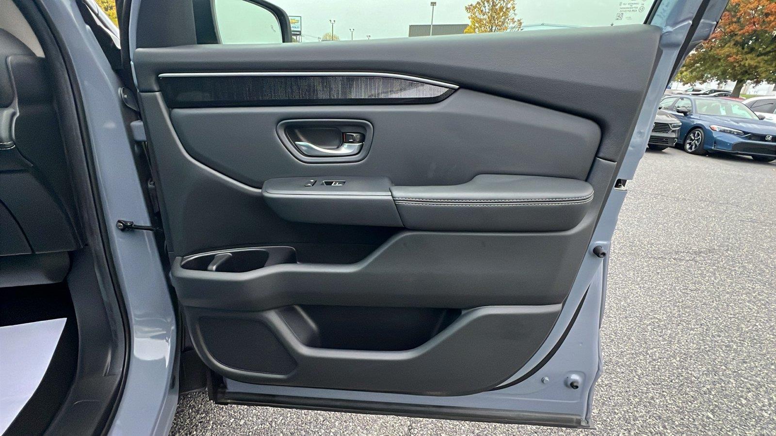 2025 Honda Pilot photo 12 of 35