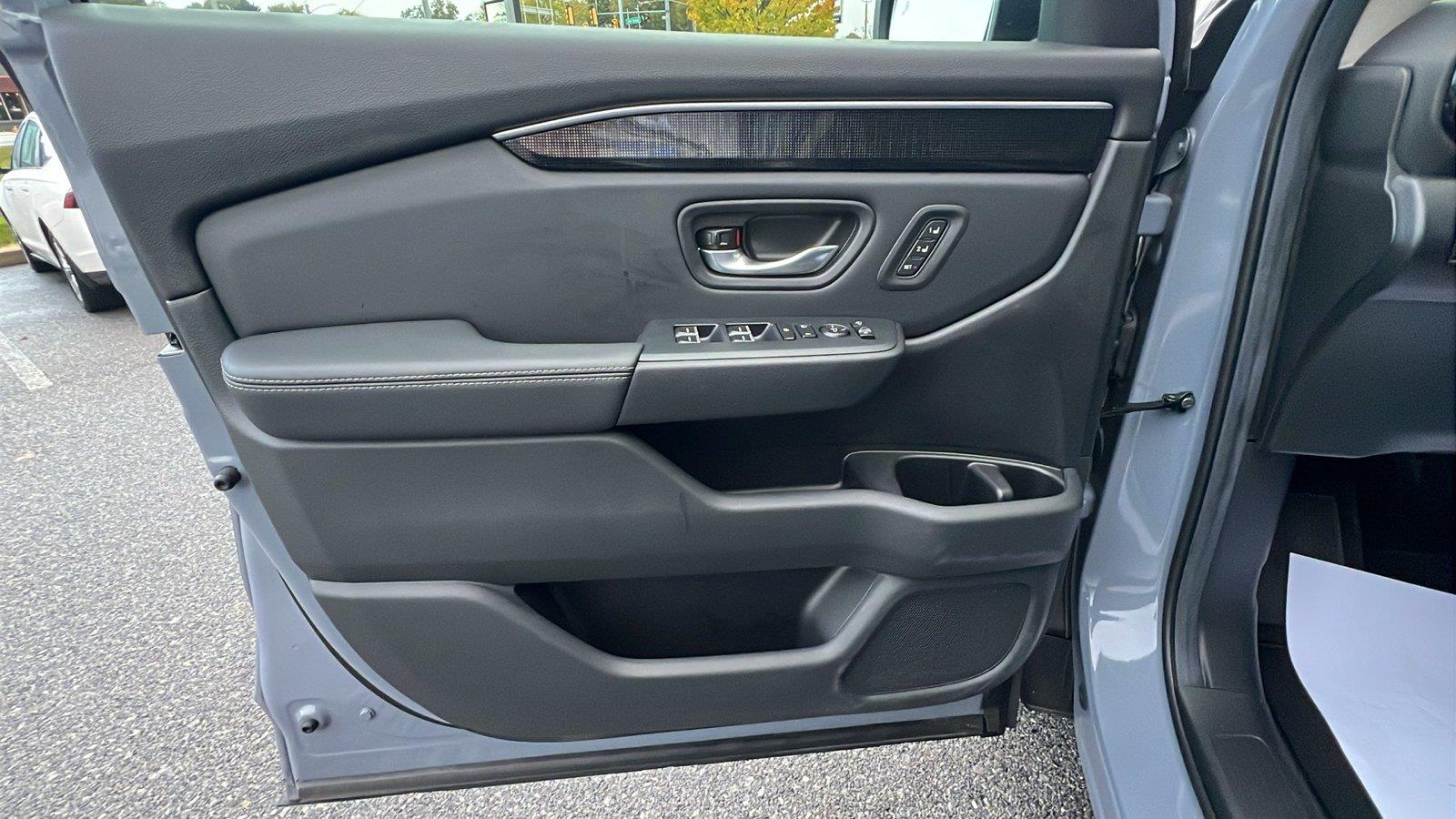 2025 Honda Pilot photo 24 of 35