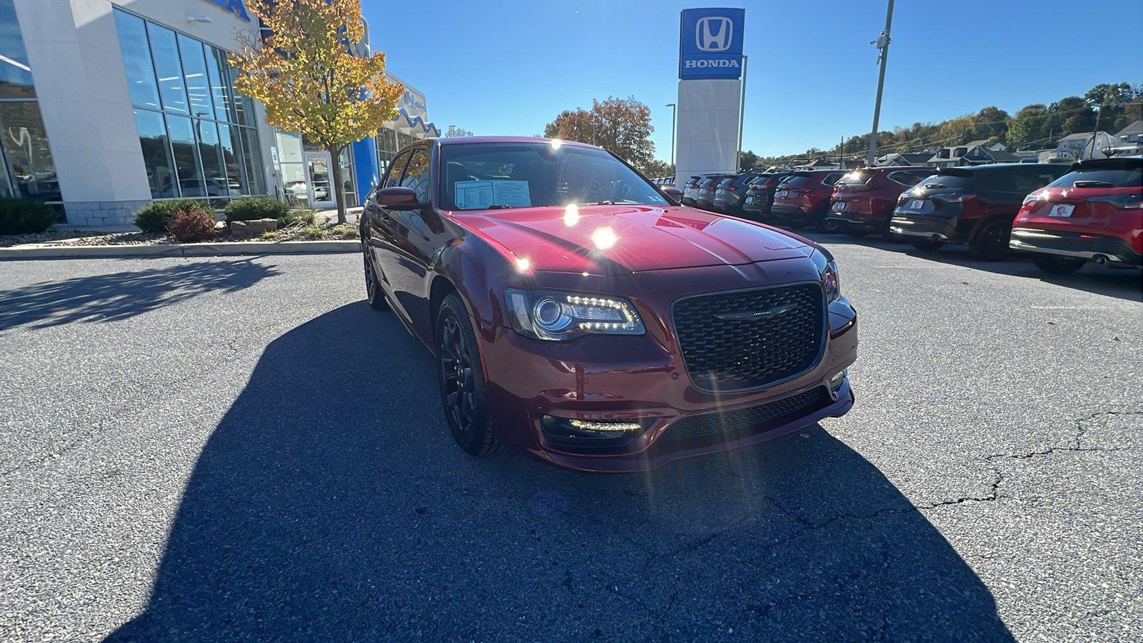 2023 Chrysler 300 photo 2 of 34