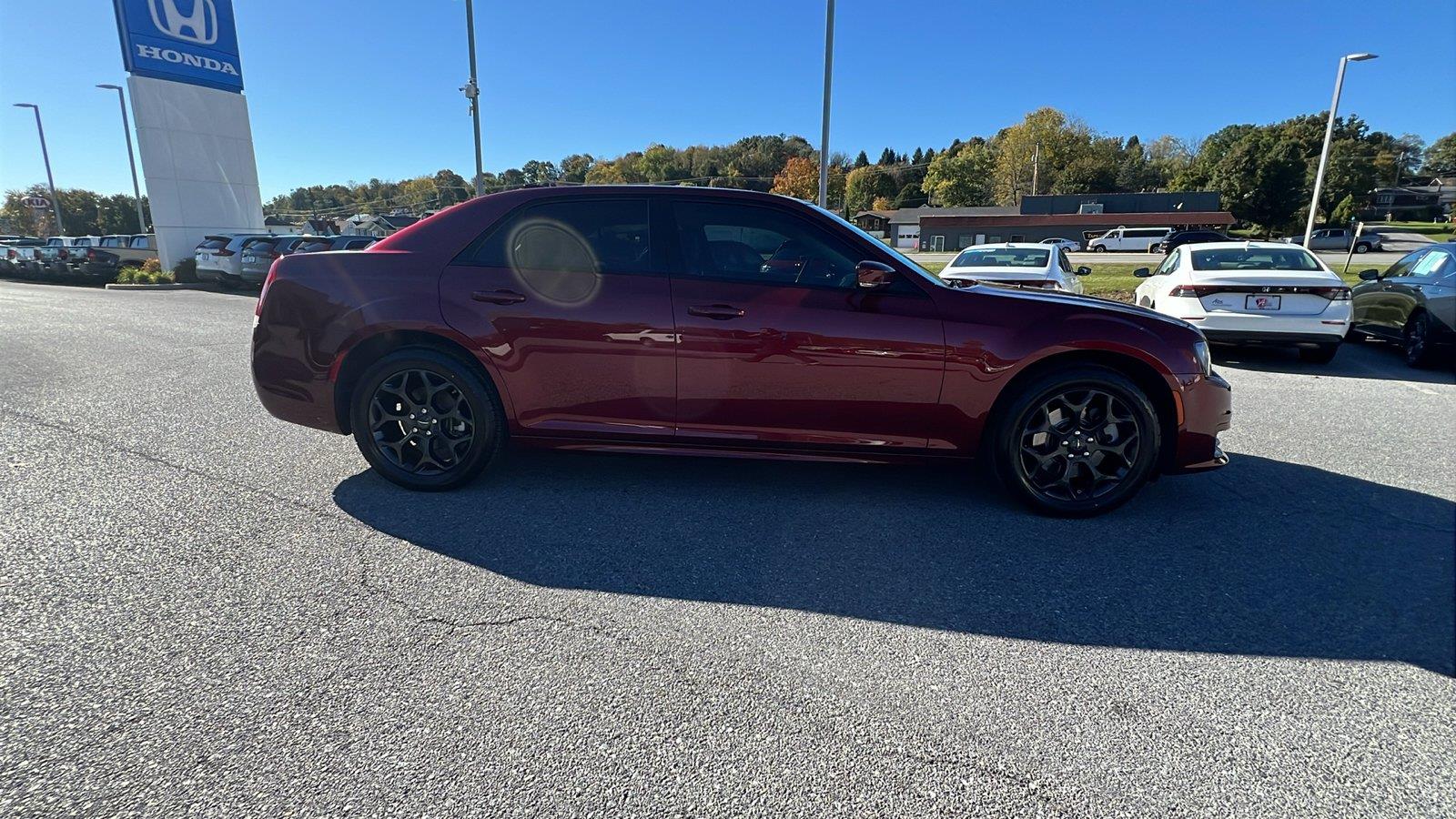 2023 Chrysler 300 photo 3 of 34