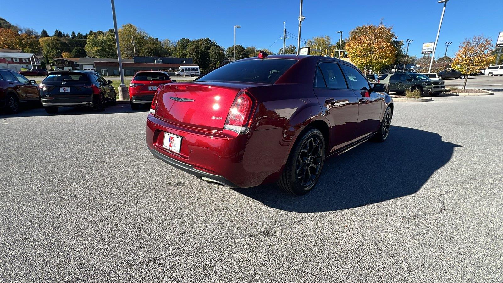 2023 Chrysler 300 photo 4 of 34