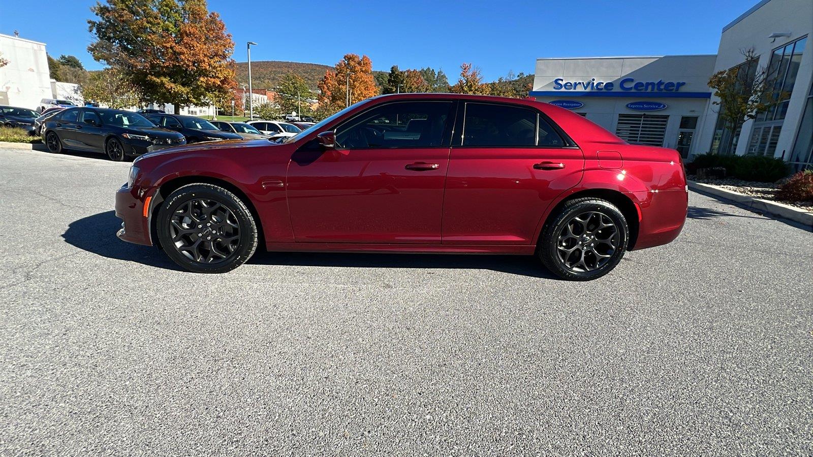 2023 Chrysler 300 photo 7 of 34