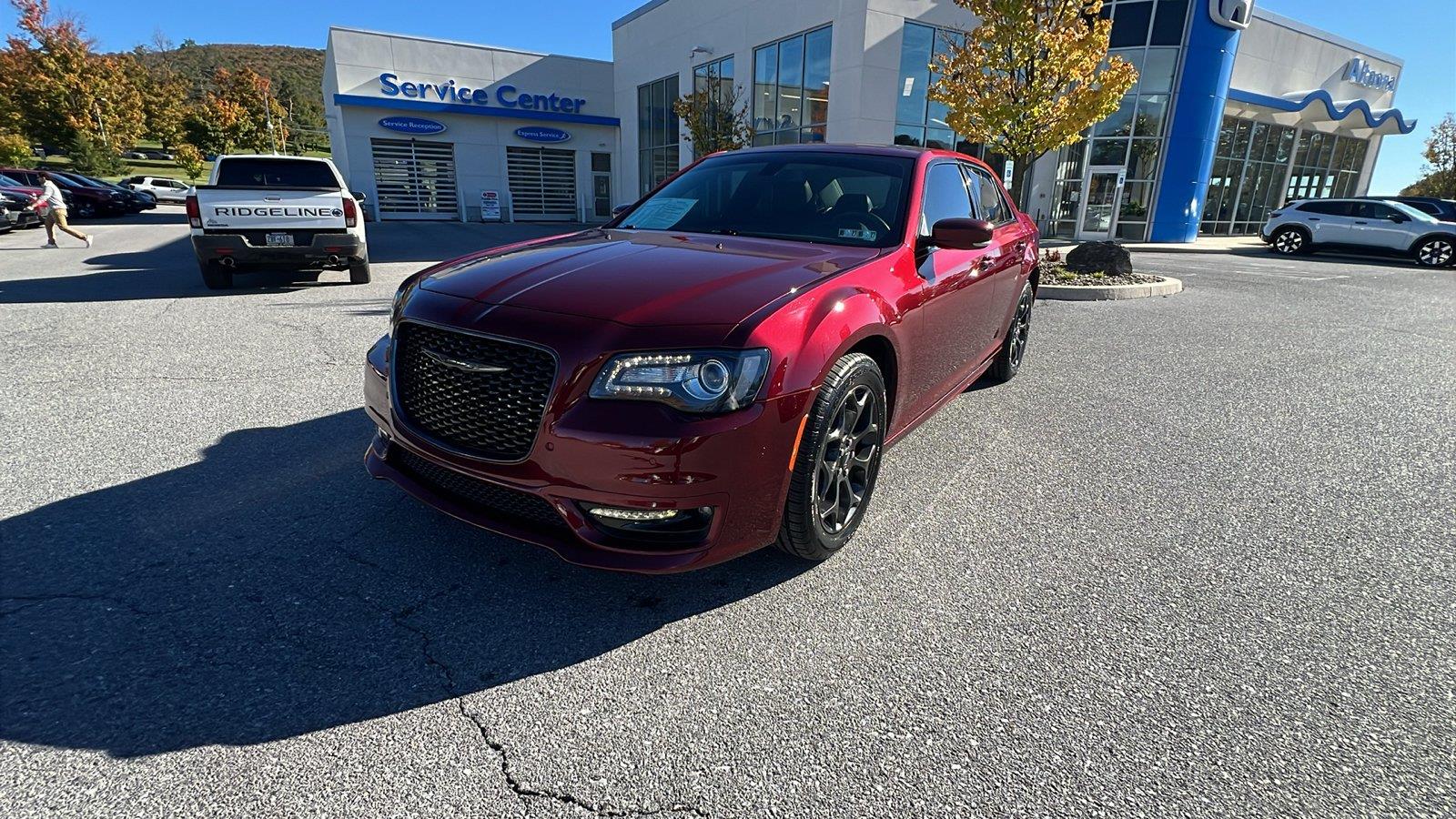 2023 Chrysler 300 photo 8 of 34