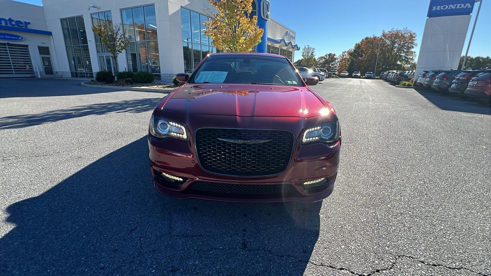 2023 Chrysler 300 photo 9 of 34
