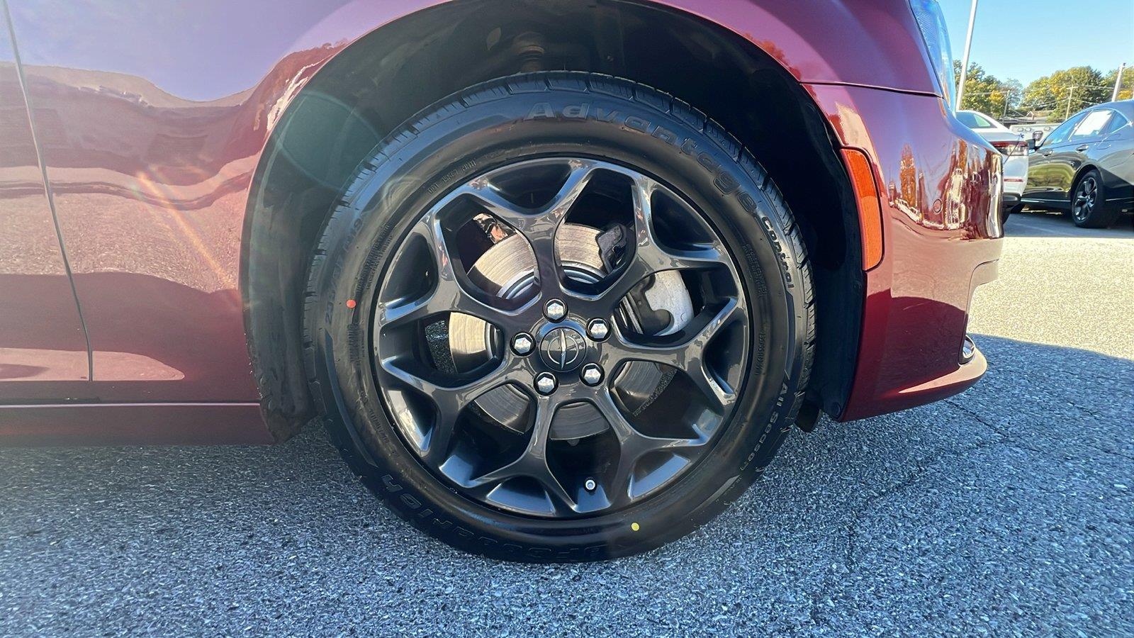 2023 Chrysler 300 photo 11 of 34