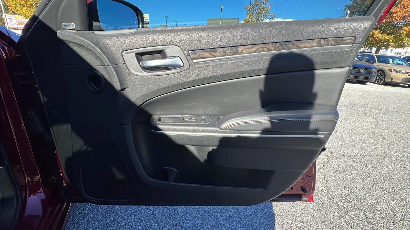 2023 Chrysler 300 photo 12 of 34