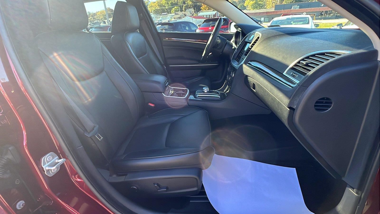 2023 Chrysler 300 photo 13 of 34