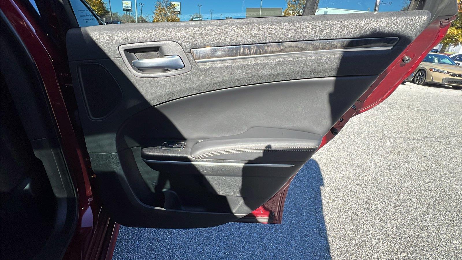 2023 Chrysler 300 photo 14 of 34