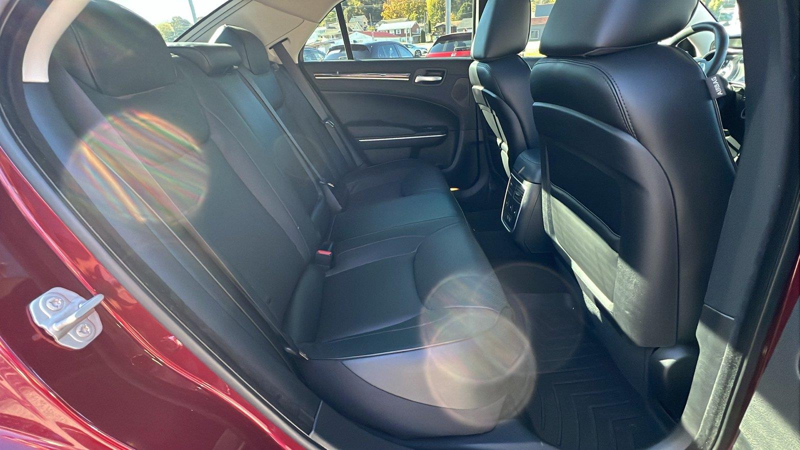 2023 Chrysler 300 photo 15 of 34