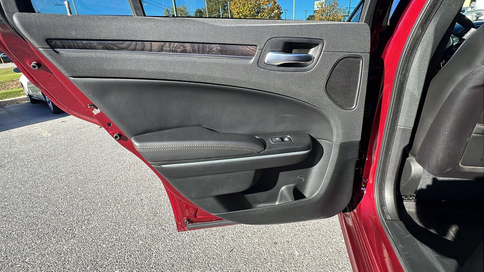 2023 Chrysler 300 photo 18 of 34